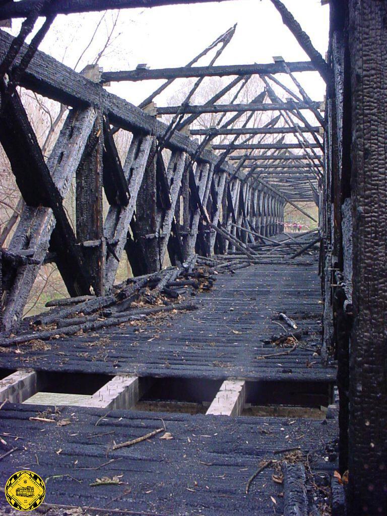 Das Bild, das ich im November 2002 machte, zeigt das einsturzgefährdete verbrannte Holzskelett.