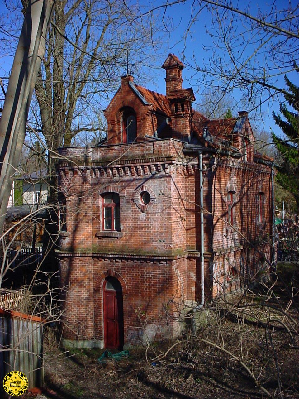 m Jahre 1901 baute die Gemeinde Oberföhring in St. Emmeram 39 (ehedem Oberföhring Haus Nr. 2 1/5) eine Pumpstation als neugotischen Klinkerbau für die kommunale Wasserversorgung . Über dem Maschinenraum mit gemauertem Kanalkopf befand sich die Wohnung des Pumpenwärters.