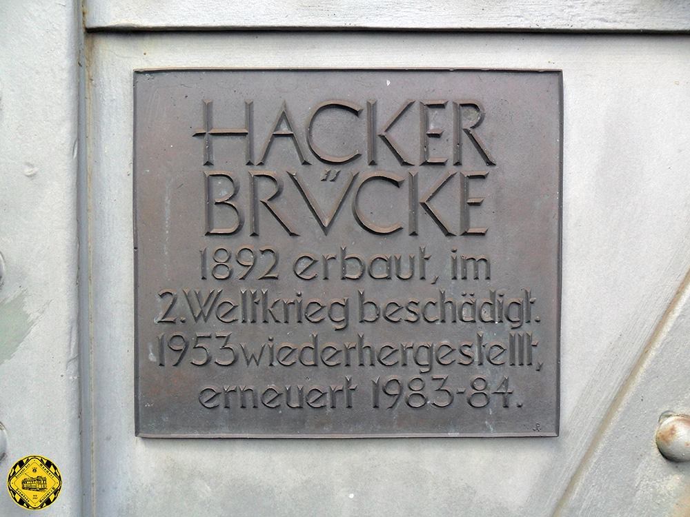 Um diese wichtige Verkehrsachse durch die Bauarbeiten nicht zu unterbrechen, wurde eine Notbrücke parallel zur Hackerbrücke erstellt.