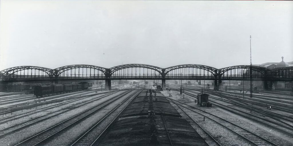 Fortan war die Hackerbrücke ein wichtige Nord-Süd-Verbindung für den Verkehr über den Hauptbahnhof. Eine gewisse Entlastung für die Hackerbrücke gab es dann durch den Bau der Heustraßen-Unterführung, der späteren Paul-Heyse-Unterführung.