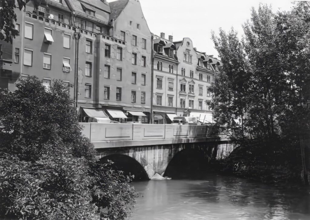 Die Länge dieser Brücke über die Kapuzinerstraße ist 21,26 m mit zwei Gewölben von 9,76 m und 10,00 m mit einer Breite von 22,63 m.
