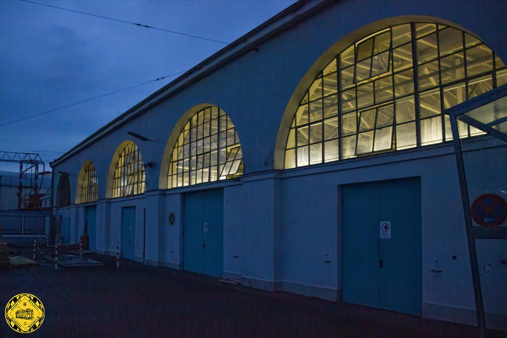 Bei einem Rundgang auf dem Gelände der Hauptwerkstätte im September 2018 konnte ich dieses Abendbild des Kesselhauses machen. Stand 2024 soll es trotz Bedenken des Denkmalschutzes Platz machen für den neuen Betriebshof. Leider kein Happyend für dieses über 100 Jahre alte Gebäude.