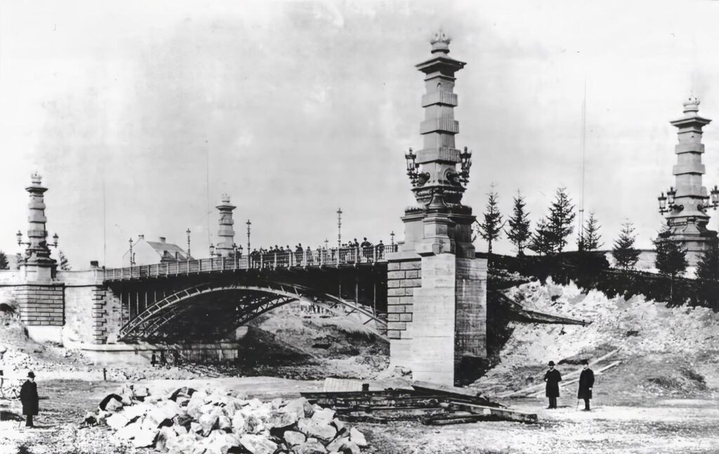 Die Brücke wurde vom Prinzregenten Luitpold komplett bezahlt und an seinem 70.Geburtstag am 12.März 1891 schenkte er sie der Stadt München mit einem Festakt. 