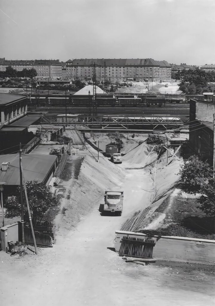 Parallel zum Bau des Betriebshofs Steinhausen wurde auch der Mittlere Ring gebaut. An der Isar entstand eine Brücke, die spätere Kennedybrücke und hier sollte der Mittlere Ring dann die Bahn unterqueren. 1959 begannen hier die Bauarbeiten für die spätere Leuchtenbergunterführung. 