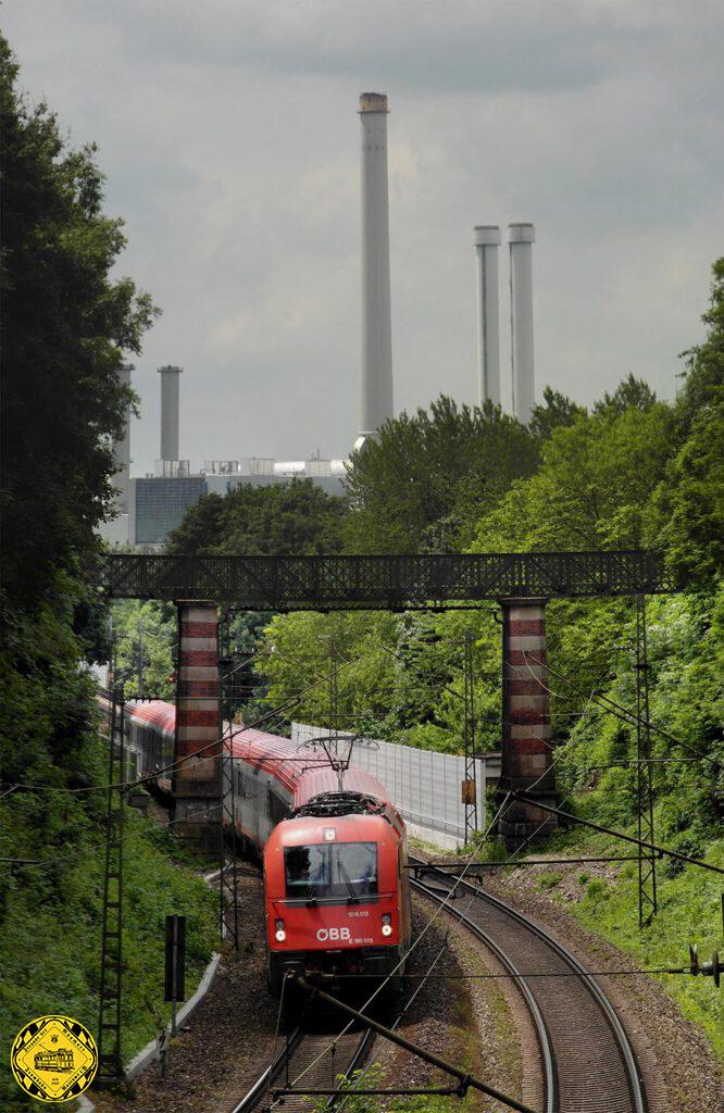 Als Fußgängerbrücke eigentlich außer Konkurrenz, ist der Schmederersteg doch eine kleine Berühmtheit in München: es ist die älteste Brücke. Nebenbei ist diese Brücke auch ein echter Hingucker. Es ist eine Eisenkonstruktion, die auf zwei Pfeilern ruht und beidseitig auf Widerlagern.