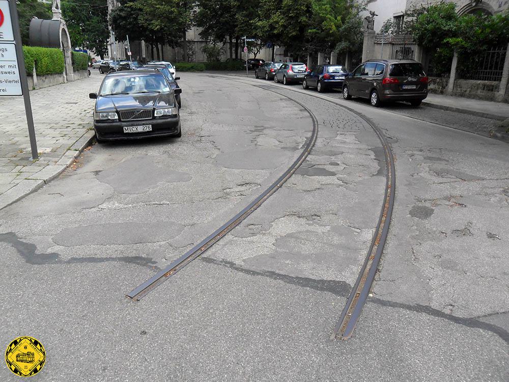 Wie das zur Freude der "Lost Tracks" immer so ist: die Gleise bleiben erstmal liegen und verschwinden nach und nach, wenn es Straßenbaumaßnahmen, Kanalbauarbeiten oder andere Baustellen gibt, denen die alten Gleise im Weg sind. Hier haben sich die Gleise noch bis 2019 gehalten.