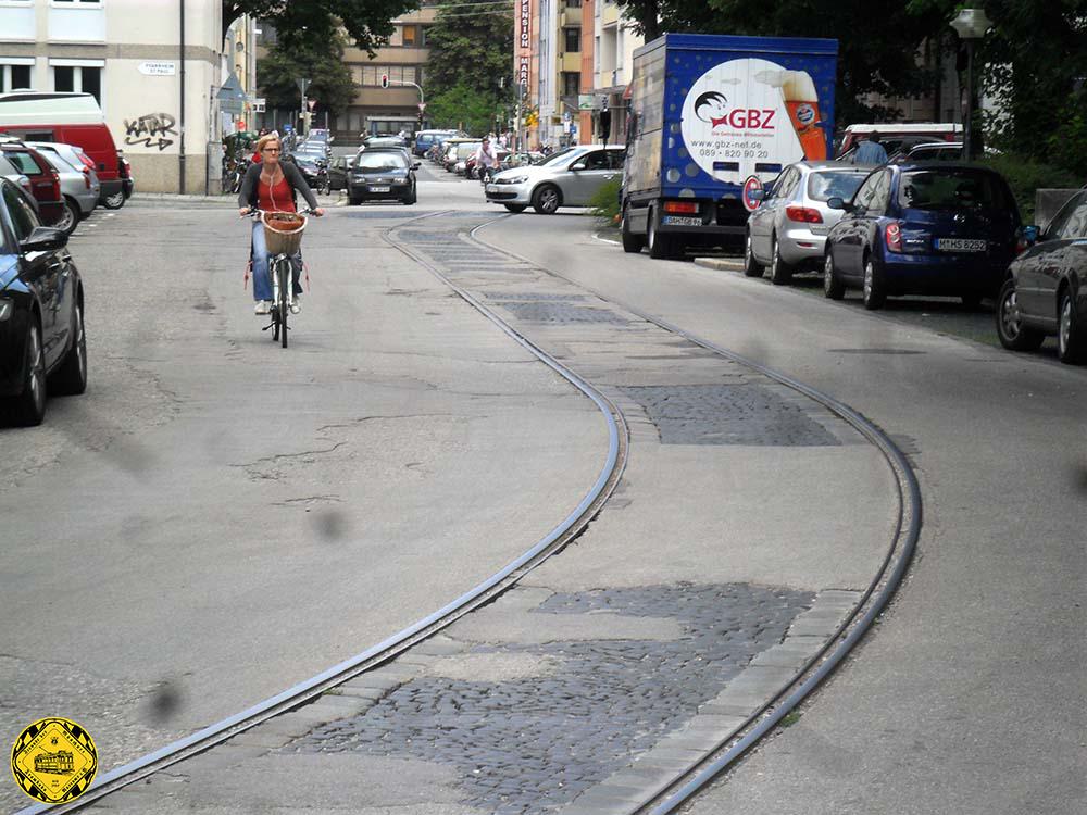 Wie das zur Freude der "Lost Tracks" immer so ist: die Gleise bleiben erstmal liegen und verschwinden nach und nach, wenn es Straßenbaumaßnahmen, Kanalbauarbeiten oder andere Baustellen gibt, denen die alten Gleise im Weg sind. Hier haben sich die Gleise noch bis 2019 gehalten.