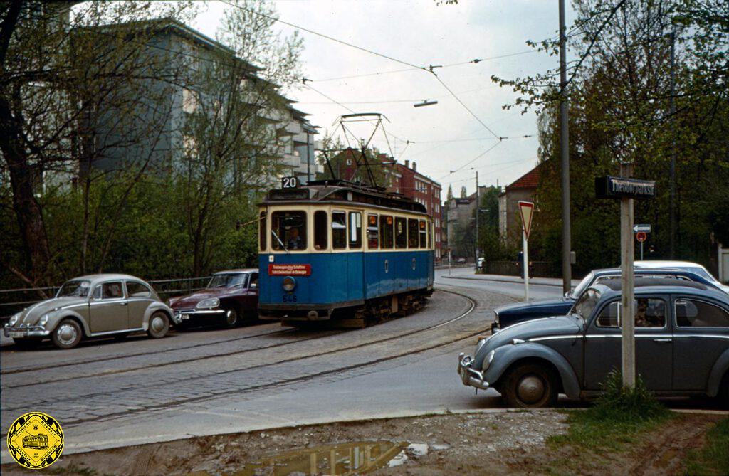 Unser verstorbener Webseiten-Kollege Dieter Kubisch hat uns dieses Bild überlassen mit einem alten 20er in der Theodorparkstraße stadtauswärts auf dem Weg zur Tivolibrücke. Dieses Bild zeigt aber auch, dass, wenn man es genau nimmt, die Trambahn zweimal über Eisbach fährt....