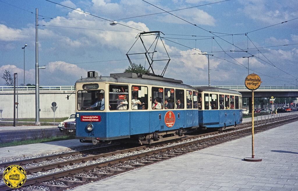 Unser verstorbener Webseiten-Kollege Dieter Kubisch hat uns dieses Bild von 1972 hinterlassen, das den Heidelberger TW734 auf der Linie 11 nach Moosach an der damaligen Haltestelle "Olympiapark" zeigt.