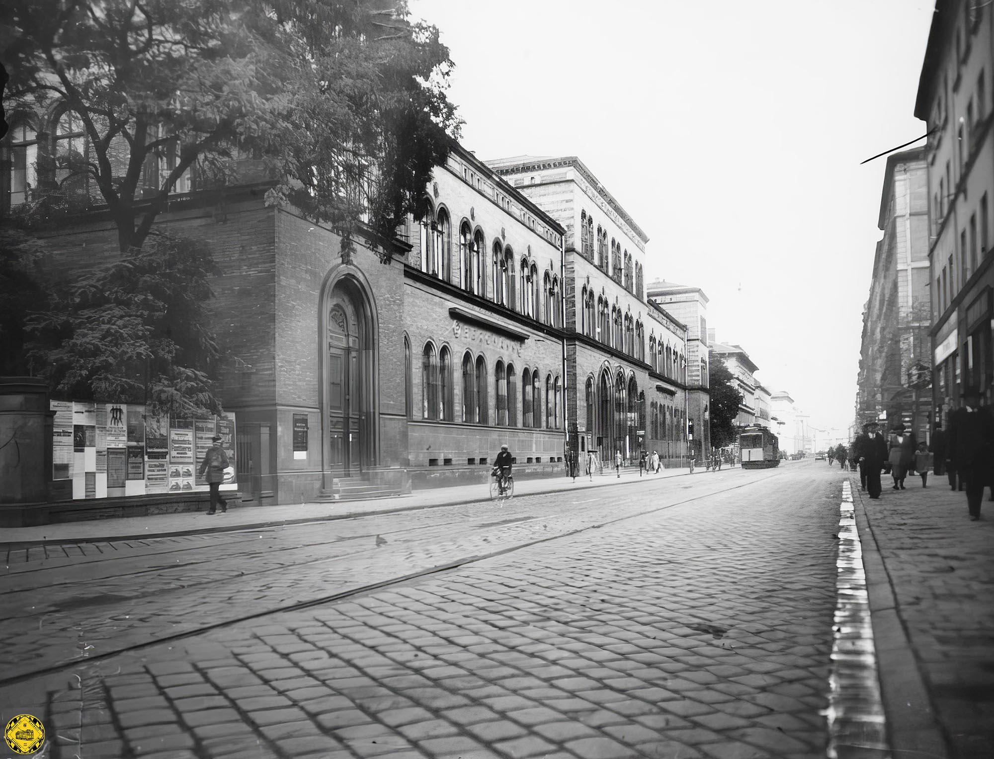 Schon alleine deswegen, weil eine Trambahn mit auf dem Bild ist, wollen wir ein Bild der Front des alten Hauptzollamts an der Bayerstraße nicht vorenthalten. Um die Lage des längst verschwundenen Gebäudes etwas zu lokalisieren, rechts sieht man die Kleestraße abzweigen, die heute Hermann-Lingg-Straße heißt. Wir blicken stadteinwärts.