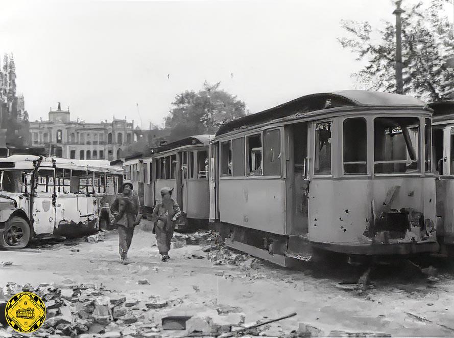 Düstere Zeiten 1945 an der Maximiliansbrücke: beschädigte Fahrzeuge blockieren die Westzufahrt am Maxmonument.