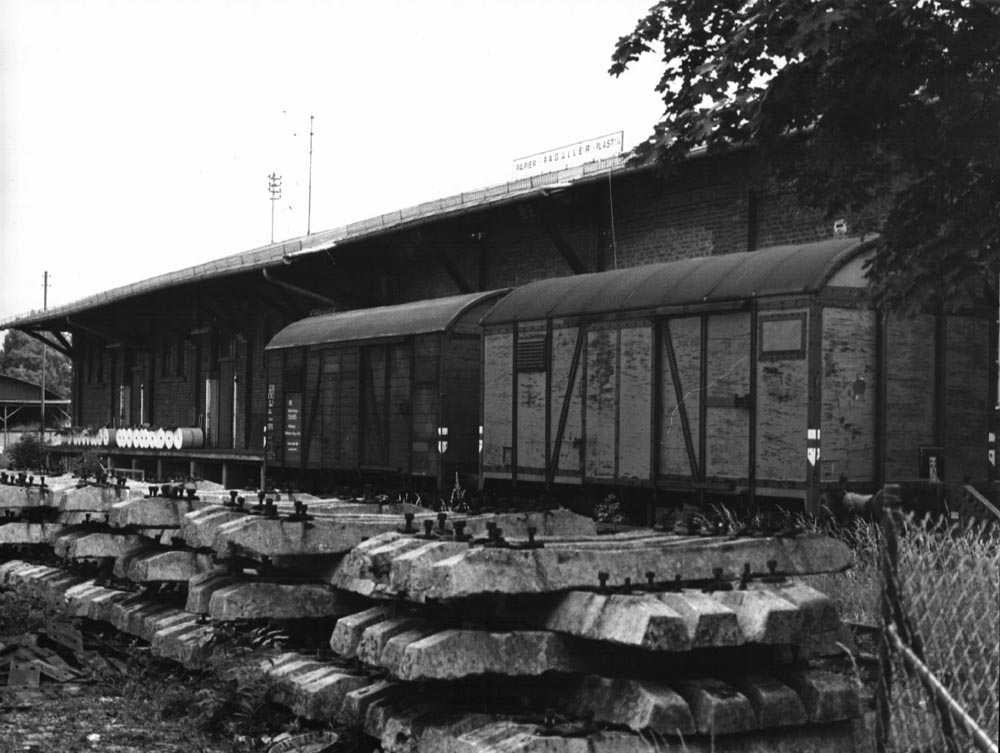 Mit dem weiteren Rückgang des Güterverkehrs wurde der Betrieb am Bahnhof München-Schwabing bis 1980 größtenteils eingestellt und die Gleisanlagen 1982 zurückgebaut. Das alte Bahnhofsgebäude wurde vermietet und an der Seite zur Leopoldstraße entstand der "C&C Großmarkt Hurler" nur für Wiederverkäufer.