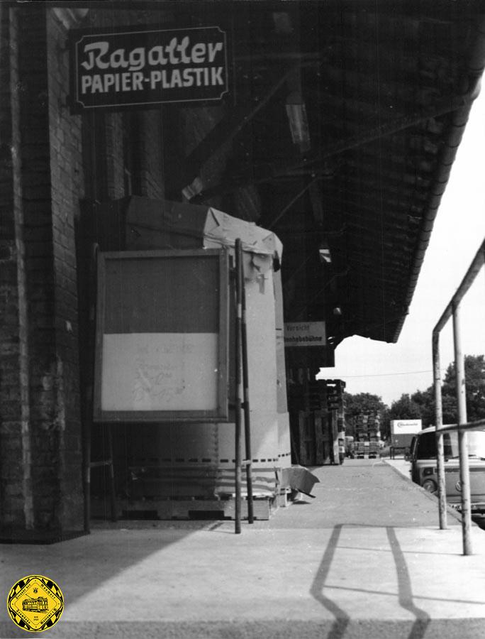 Die Firma Ragaller mietet 1972das ehemalige Bahnhofsgebäude an und schreibt dazu: "Mit Beginn der Olympischen Spiele in München wird ein größeres Gebäude im alten Schwabinger Bahnhof (hinter dem heutigen Sterne-Restaurant Tantris) bezogen. In der ehemaligen Schalterhalle befindet sich Karin Ragallers Verkaufsbüro. In dem ehemaligen Güterbahnhof können nun die Waren per Waggon angeliefert werden.