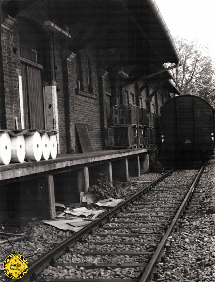 Zuletzt wurde bis zum 31. Oktober 1987 nur noch ein Gleisanschluss zur Lagerhalle der Firma Hurler (später METRO) neben dem ehemaligen Gleis 8 bedient. Mit der Aufgabe dieses Gleisanschlusses legte die Deutsche Bundesbahn am 1. November 1987 den Bahnhof Schwabing und die Stichstrecke bis zum Kilometer 2,4 an der Brücke über die Schenkendorfstraße still. Im August 1988 wurden die Gleise abgebaut und 1990 die Eisenbahnbrücke über die Schenkendorfstraße abgebrochen.