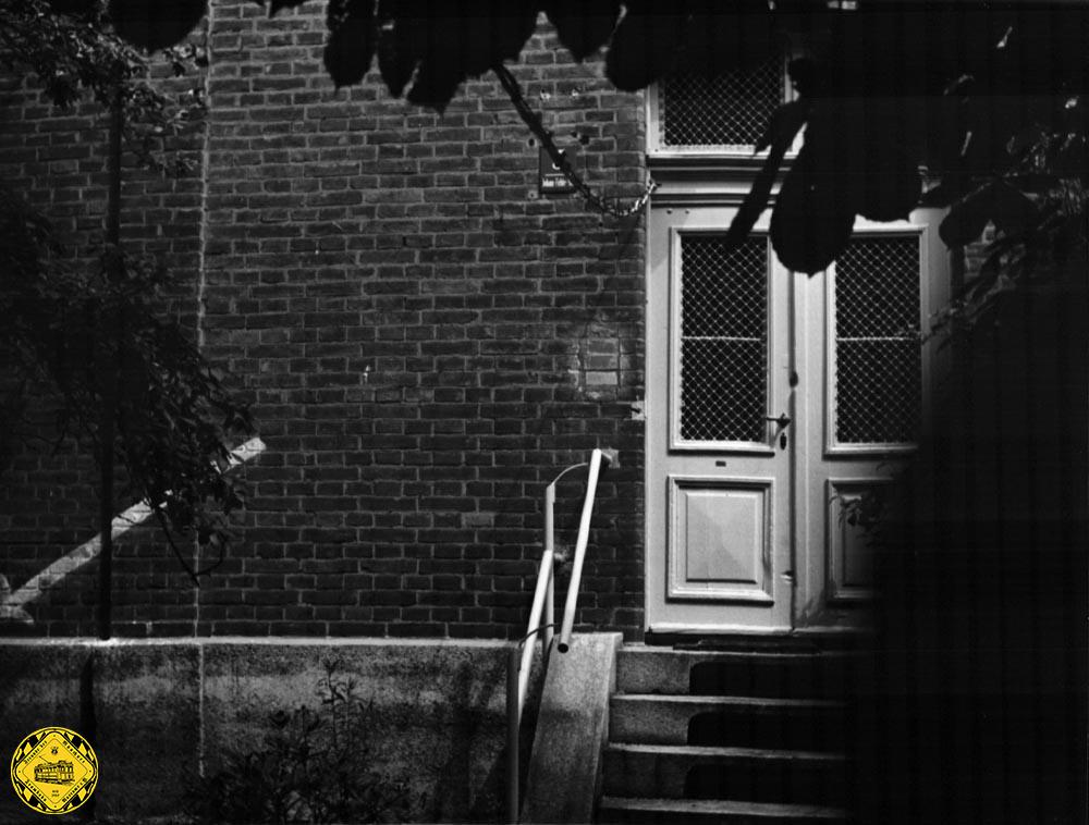 Mit dem weiteren Rückgang des Güterverkehrs wurde der Betrieb am Bahnhof München-Schwabing bis 1980 größtenteils eingestellt und die Gleisanlagen 1982 zurückgebaut. Das alte Bahnhofsgebäude wurde vermietet und an der Seite zur Leopoldstraße entstand der "C&C Großmarkt Hurler" nur für Wiederverkäufer.