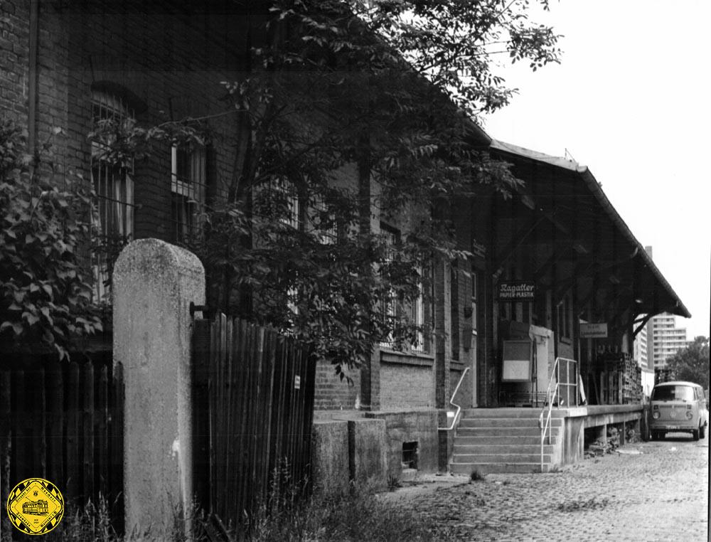 Mit dem weiteren Rückgang des Güterverkehrs wurde der Betrieb am Bahnhof München-Schwabing bis 1980 größtenteils eingestellt und die Gleisanlagen 1982 zurückgebaut. Das alte Bahnhofsgebäude wurde vermietet und an der Seite zur Leopoldstraße entstand der "C&C Großmarkt Hurler" nur für Wiederverkäufer.