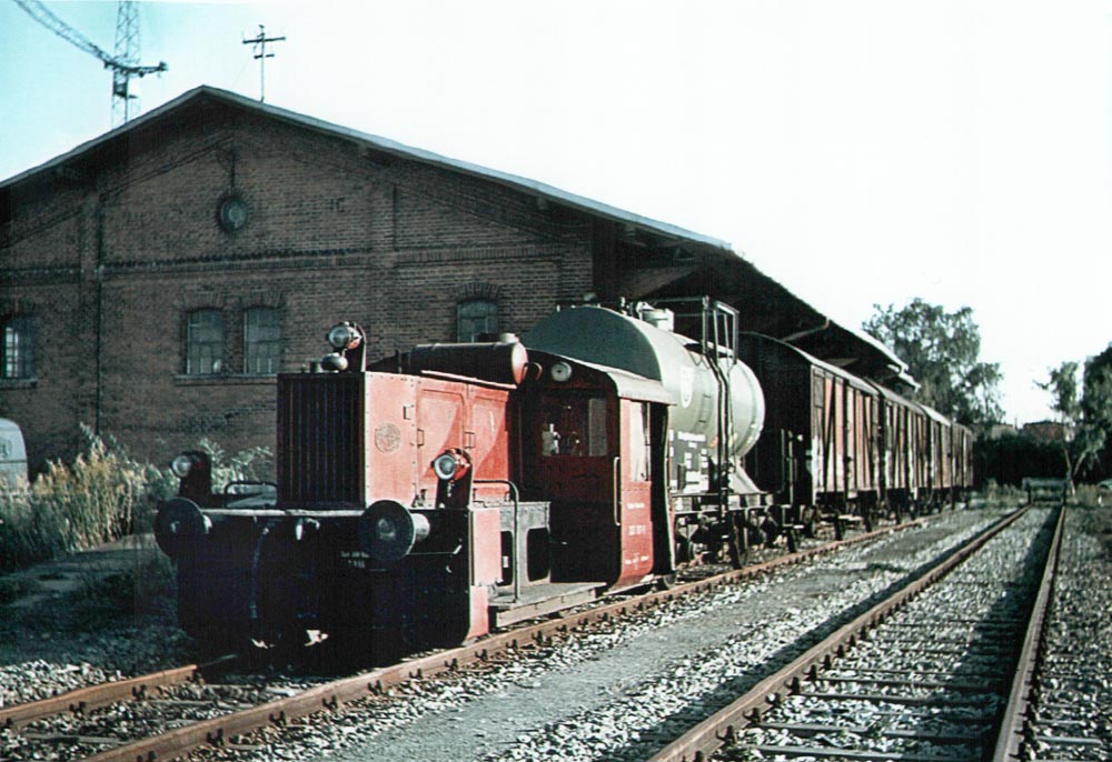 1982 Schwabinger Güterbahnhof  In den 1950er Jahren setzte die Deutsche Bundesbahn im Bahnhof Schwabing dafür ganztägig eine eigene Rangierdampflokomotive der Baureihe 54.15 ein. Ab und zu kam auf eine kleine KÖF mit Güterwagen vorbei.