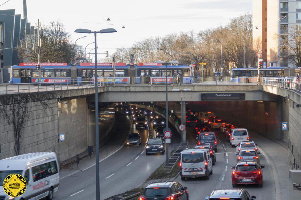 Die Bilder über die Jahre zeigen auch die baulichen Veränderungen auf dieser Kreuzung der Tegernseer Landstraße mit der Candidstraße