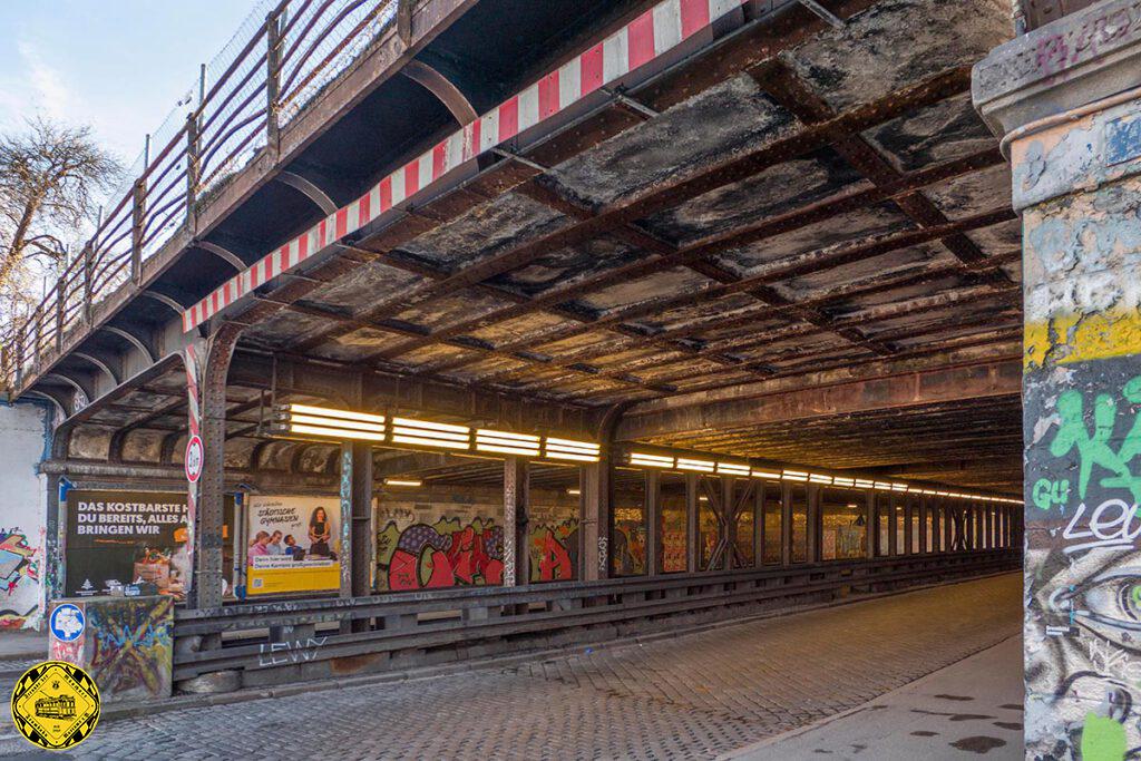 Inzwischen sind hier natürlich alle Brücken erneuert, keine der Brücken von 1893 steht hier noch. Moderne Spannbetonbrücken überspannen die Thalkirchnerstraße, Dreimühlenstraße und Lagerhausstraße. Nur noch die nahegelegene Unterführung an der Tumblingerstraße versprüht noch den Charme der Staatsbahn-Zeiten.