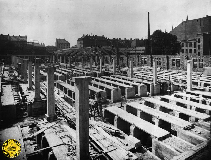 Die Böden der Wagenhalle sind fast schon fertig und die späteren Gruben für die Fahrzeuge zu erkennen. Auch die Säulen für das Dach sind gegossen und stehen schon.