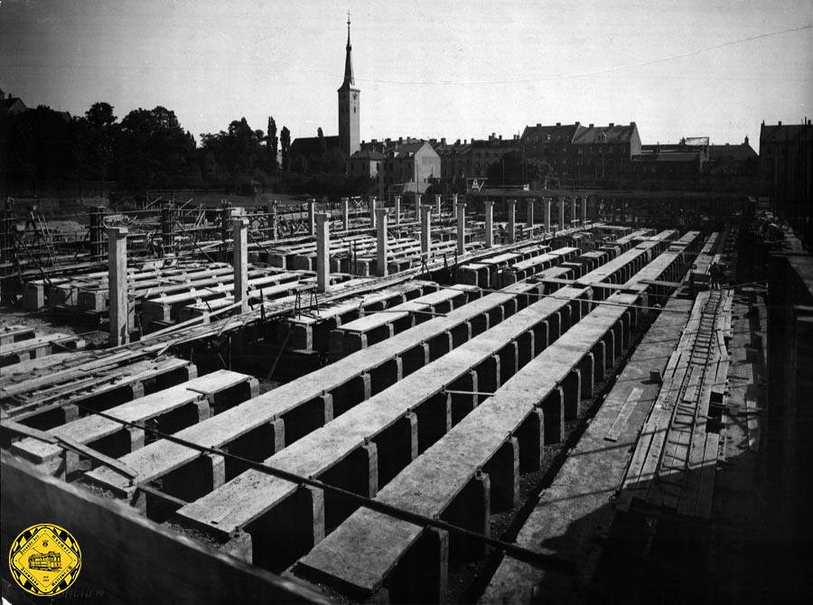 Die Böden der Wagenhalle sind fast schon fertig und die späteren Gruben für die Fahrzeuge zu erkennen. Auch die Säulen für das Dach sind gegossen und stehen schon.