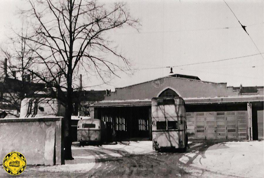 Betriebshof 2 Seeriederstrasse Wwii Krieg Nach Beendigung der Kampfhandlungen waren noch 45% der Hallenfläche überdacht. Noch im Jahre 1945 erhielt die Omnibushalle wieder ein Dach, die Hallen 2 und 3 wurden im Jahre 1948 wieder hergestellt.