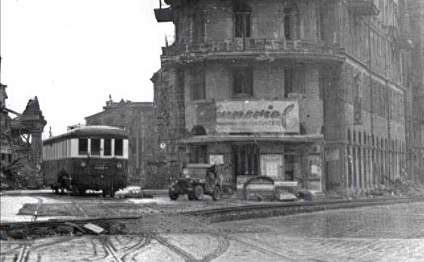 Kurz nach Kriegsende steht noch ein Steuerwagen der Reichsbahn am Stachus neben dem Imperialhaus in der Bayerstraße, dem Ausgangspunkt der Linie.