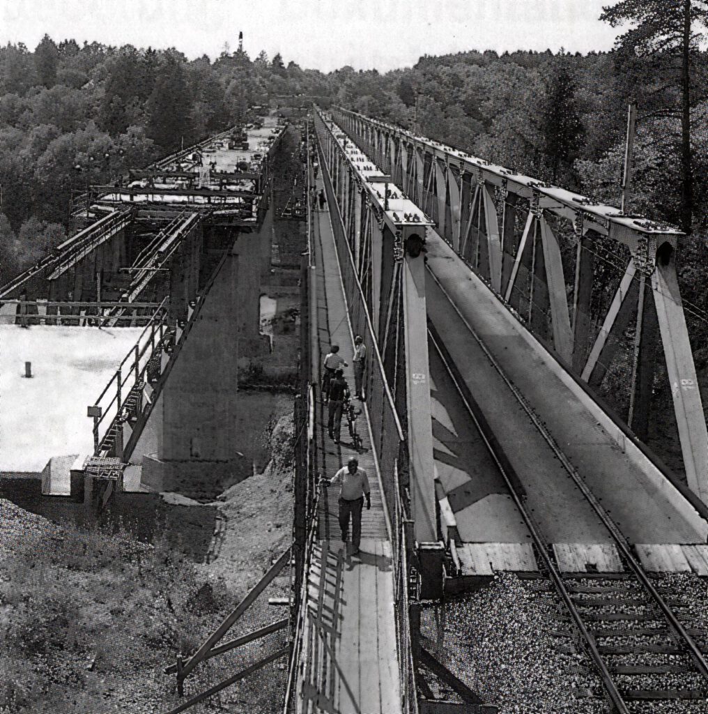 1983/84 wurde die alte Brücke abgerissen; 1983–1985 wurde die neue Brücke an gleicher Stelle errichtet. Der Verkehr lief während der Bauzeit auf einer Behelfsbrücke. Eröffnet wurde die Brücke im Oktober 1985
