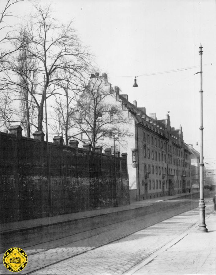 Die Einsteinstraße war damals eine recht schmale Straße, nicht zu vergleichen mit der heutigen Breite.