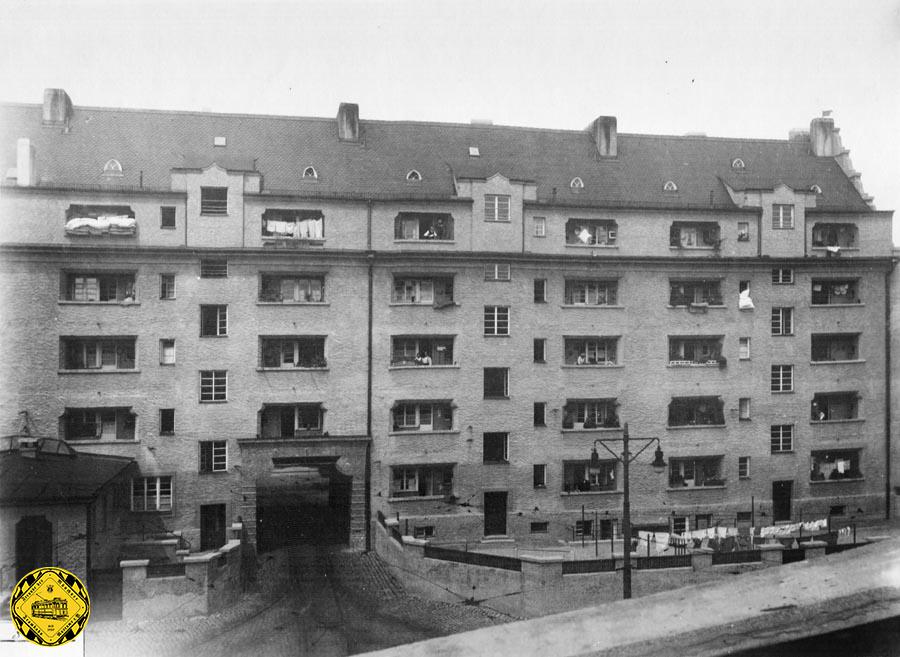 Die soeben fertiggestellten Gebäude des Betriebshofs 2 an der Seeriederstraße wurden fotografisch begleitet. Dabei kann man auch einmal einen seltenen Blick in den Hinterhof des Gebäudekomplexes werfen.
