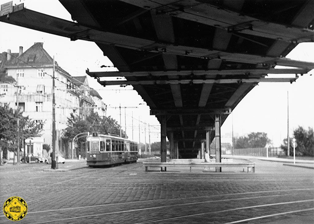 Manche werden sich noch an die Stahlhochbrücke am Leonrodplatz erinnern. Unser Bild zeigt einen Wagen der Linie 1 im Jahr 1979 stadteinwärts am Leonrodplatz unter der Brücke heraus fotografiert.