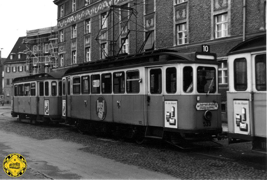 Der Typ E-Triebwagen 533 + mit seinem f-Beiwagen 1342 auf der Linie 10 am 19.April 1957 in der Wendeschleife Westend, Ridlerstraße.