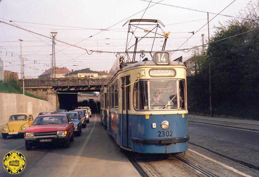 Die Linie 14 kommt durch die alte Unterführung von der St.Veit-Straße zum Ostbahnhof und fuhr später auch weiter zum Max-Weber-Platz.
Im Herbst 1985 musste diese alte Unterführung ersetzt werden. Da sie etliche Gleise des Ostbahnhofs unterquert wurde knapp 3 Jahre an der neuen Unterführung etappenweise gebaut, um den Schienenverkehr der Bundesbahn und der Trambahn nicht zu unterbrechen.