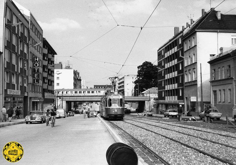 Der M5-Tw 2614 in der Albert-Roßhaupter-Straße auswärts am 1.September 1974. Die Trambahn hatte damals ein geschottertes eigenes Gleisbett.
