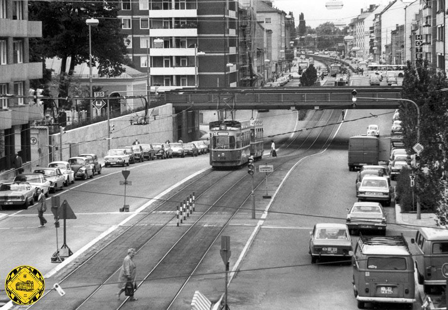 Im Jahr 1975 ist das verschwunden und die Trambahntrasse ist geteert und für Einsatzfahrzeuge befahrbar.