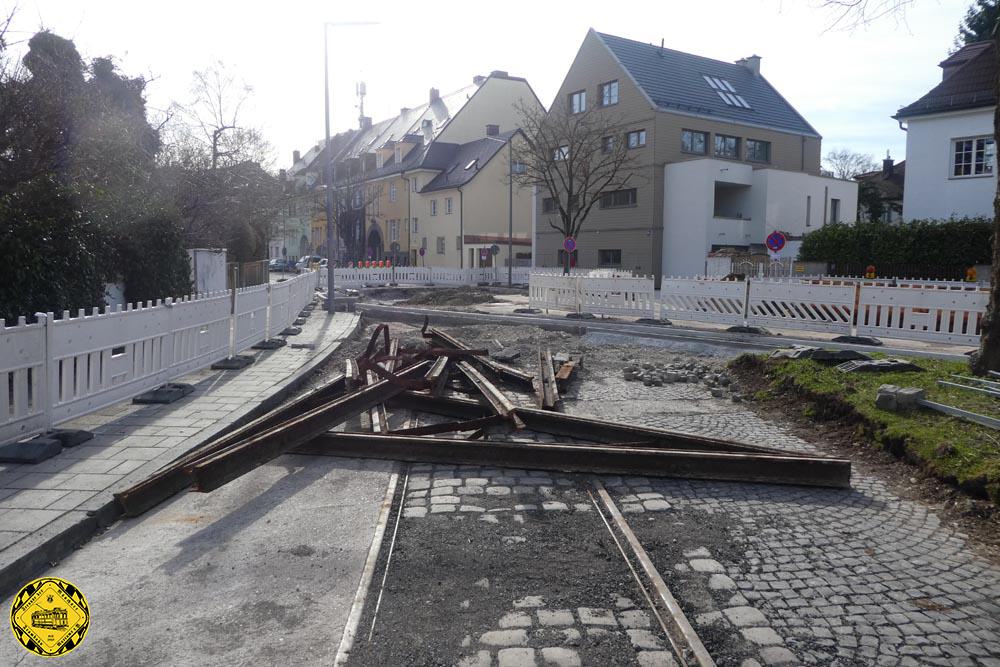 Im April 2018 wurden die alten Schienen aus der Heckscherstraße entfernt. Es waren auch Rillenschienen, allerdings mit dem breiteren Bahn-Profil. Damit ist die Strecke auch Geschichte.