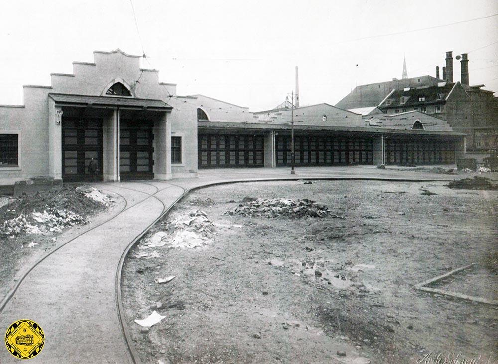 Seerieder Baustelle Am 1. Dezember 1926 konnte er seiner Bestimmung übergeben werden. Die dreischiffige Wagenhalle war 105 m lang und 67 m breit und bot auf 21 Gleisen Raum für 80 neue Dreiwagenzüge. Der Bahnhof war nach modernen Gesichtspunkten als Durchgangsbahnhof erbaut; das Zufahrtsgleis führte durch die Seerieder- und Kirchenstraße von hinten in den Betriebshof, durch zwei Tor-Durchfahrten im Wohngebäude konnten die Wagen ausrücken. Die Anlage wurde nach Plänen von Beblo und Meitinger vom Hochbauamt ausgeführt und kostete 1900 000 RM.