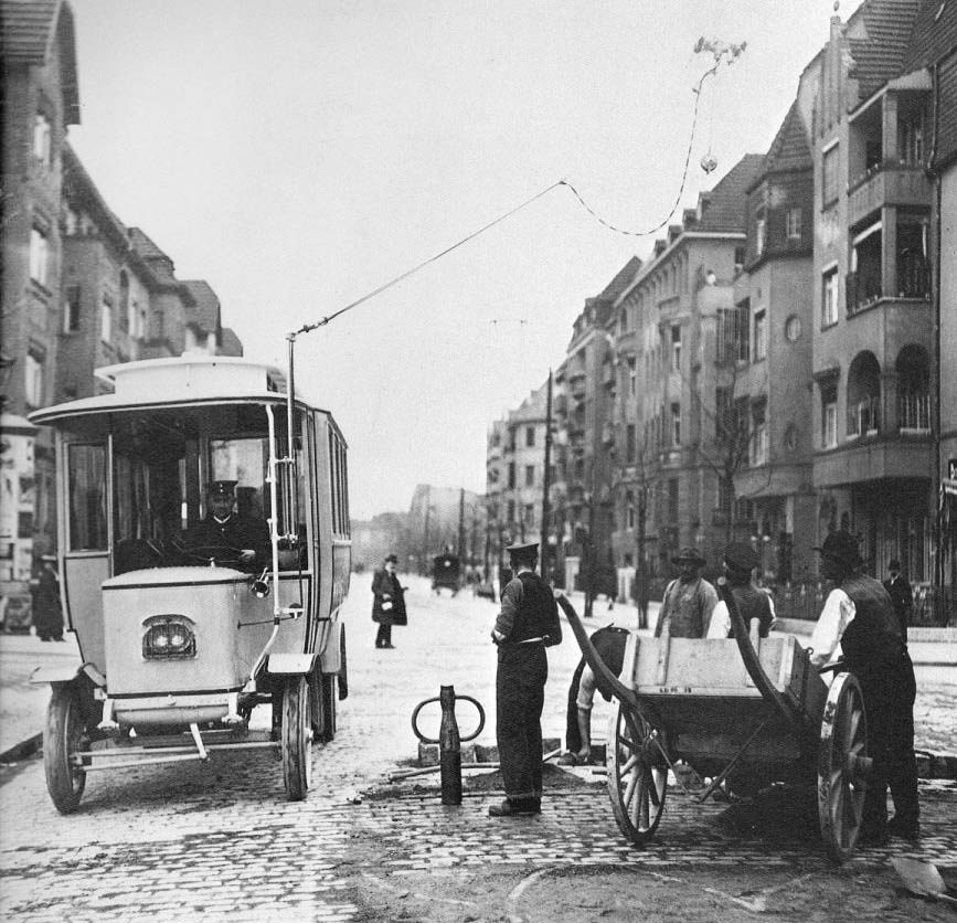 Gleichzeitig ging in Berlin, dem Stammsitz der Daimler & Stoll GmbH, am 20.April 1912 eine „gleislose Bahn“ im Ortsteil Steglitz in Betrieb