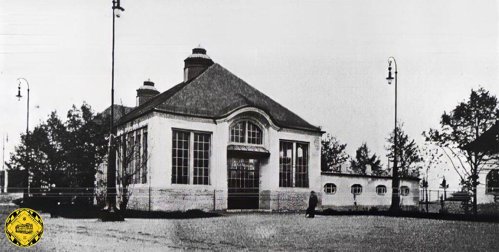Weil es gleich neben diesem Industriegleis steht und für die Trambahn sehr wichtig war und ist: hier steht das Unterwerk am Ausstellungspark, das bis heute ähnlich erhalten ist und eine wichtige Stütze in der Münchner Stromversorgung darstellt.