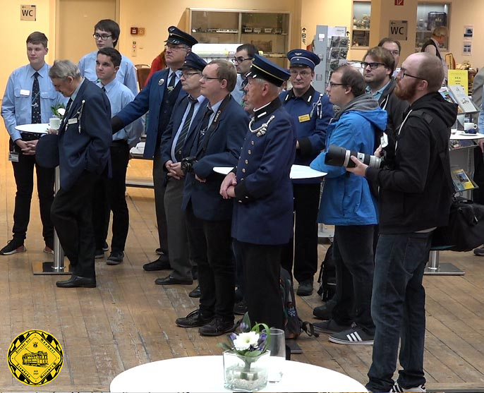 Wir sind eine Gruppe von derzeit 300 Mitgliedern, denen die Dokumentation und Bewahrung der über 140-jährigen Münchner Trambahngeschichte sehr am Herzen liegt. Seit 1989 engagieren wir uns in München ehrenamtlich für den Aufbau und Betrieb eines Museums, für den Erhalt und die Aufarbeitung der historischen Fahrzeuge und die Archivierung von allem, was mit der Münchner Trambahn zu tun hat.