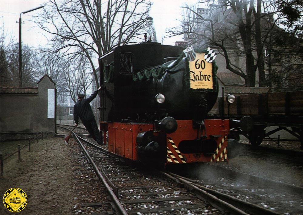 Am 29. Februar 1972 wurde der Gleisanschluss zum Städtischen Elektrizitätswerk aufgegeben. Die letzten Fahrten wurden mit der geschmückten Lok gefahren. Heute steht die Lok fahrbereit in Eisenbahnmuseum in Nördlingen.