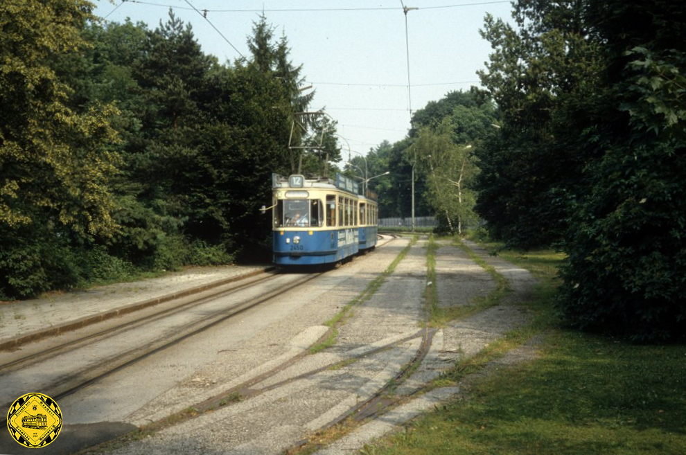 Während der Olympischen Sommerspiele 1972 steuerten die J/i-Züge von der Ackermannschleife aus, als Einsatzwagen die Amalienburgstraße an und warteten auf den beiden Hinterstellgleisen auf ihren nächsten Einsatz.