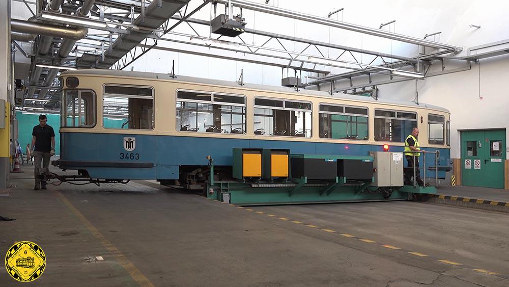 Der BW 3463 wurde im Oktober 2022 aus der Gleisbauhalle gehoben und im Außenbereich aufgestellt. Umgehend hat unsere Werkstattgruppe den Wagen sicher wetterfest eingelagert.