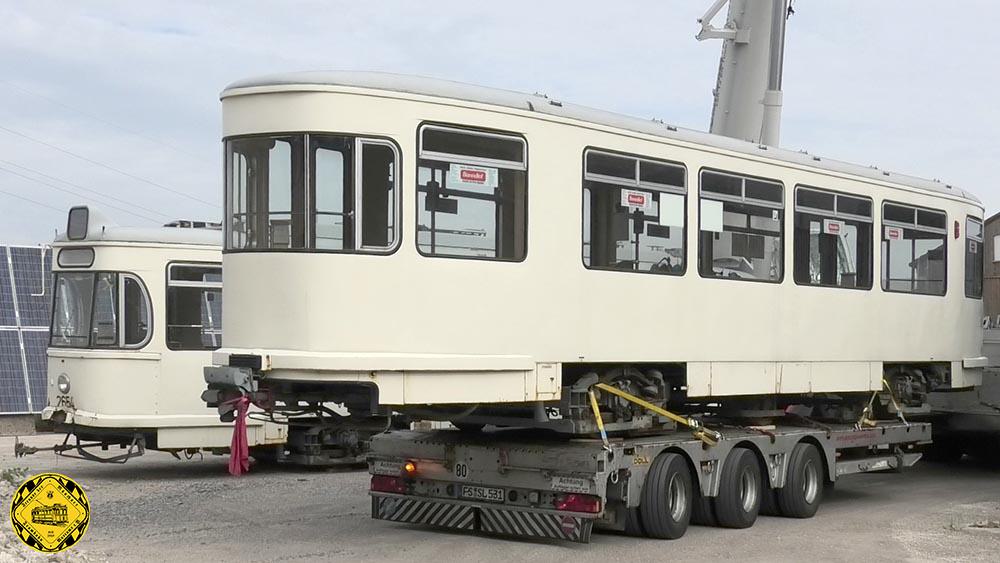 Er wurde Anfang Oktober 2023 dann in unser Außenlager gebracht, kann dort allerdings nur in Außenaufstellung eingelagert sein. Aber wir entwickeln gerade eine Idee, ihn besser zu schützen. Jetzt steht der TW und BW wieder beieinander und hoffen auf bessere Zeiten, vielleicht als "Schwabinger Kulinaria-Tram" oder mit einer anderen Geschäftsidee eines mutigen Investors.