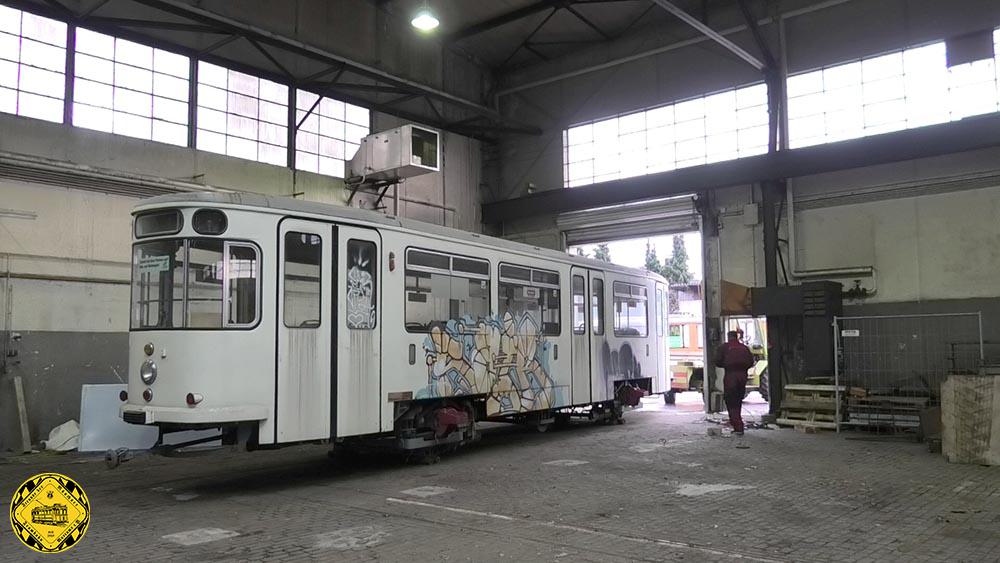 Und sollte mich jemand fragen: ja, es tut verdammt weh, dass diese Gleisbauhalle Baujahr 1928 nicht mehr steht, sie wurde im Januar 2024 abgerissen. Vorher wurde am 26.Oktober 2022 unter anderem auch unser Beiwagen des "Weißen Hai" gerettet.