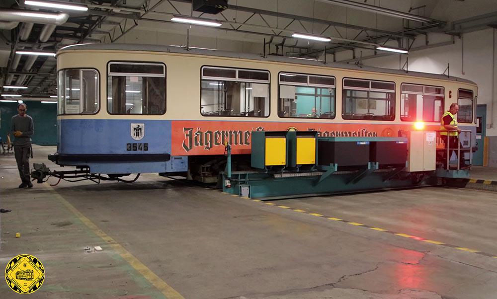 Der BW 3545 wurde aus der inzwischen abgerissenen Gleisbauhalle entfernt und nachts von unseren Vereinsmitgliedern zu seinem vorläufigen Lagerort gebracht.
Auch dieser Wagen hat zur Zeit ein Dach über dem Kopf und soweit gesichert, wenn auch seine Zukunft unsicher ist. Zwar gibt es Konzepte zu jedem einzelnen Wagen, allerdings hat die MVG hier zwei Blinde Augen und keinerlei Ehrgeiz, irgendwas zu sinnvoll erhalten oder wenigstens drüber nachzudenken.