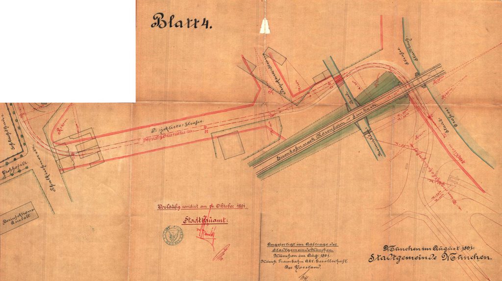 Im August 1891 im Rahmen der Planung des Depots und Betriebshofs an der Schäftlarnstraße, der späteren Hauptwerkstätte, suchte man eine Zufahrt von der Stadt unter der Bahnstrecke durch. Dabei entstand der erste Plan, die Anschlussstrecke durch die Staubstraße zu führen, denn dort war ja schon einen Brücke. 