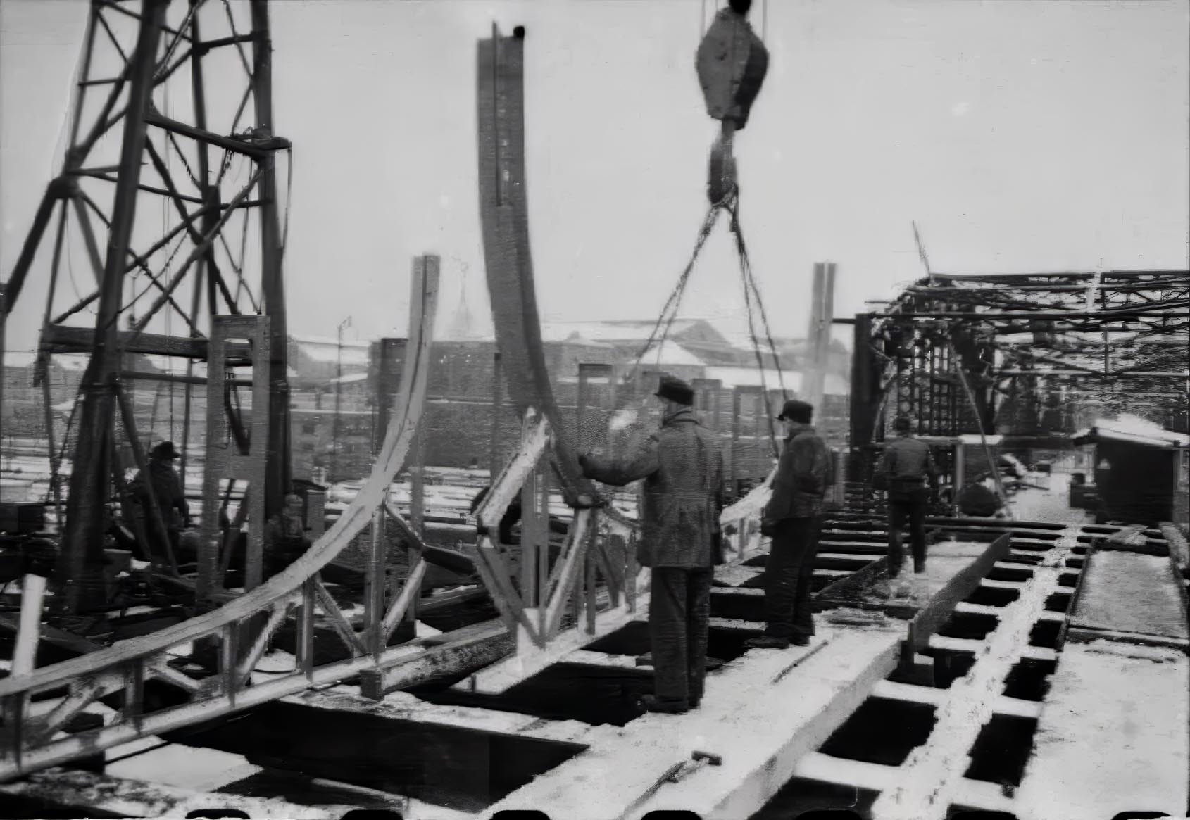 Vom Oktober 1952 gingen die Bauarbeiten zur Wiederherstellung der Hackerbrücke durch den ganzen Winter, was ab und zu Einschränkungen durch Eis und Schnee ergab. Dennoch wurde sie im Zeitplan fertiggestellt und für 12 t Belastung freigegeben.