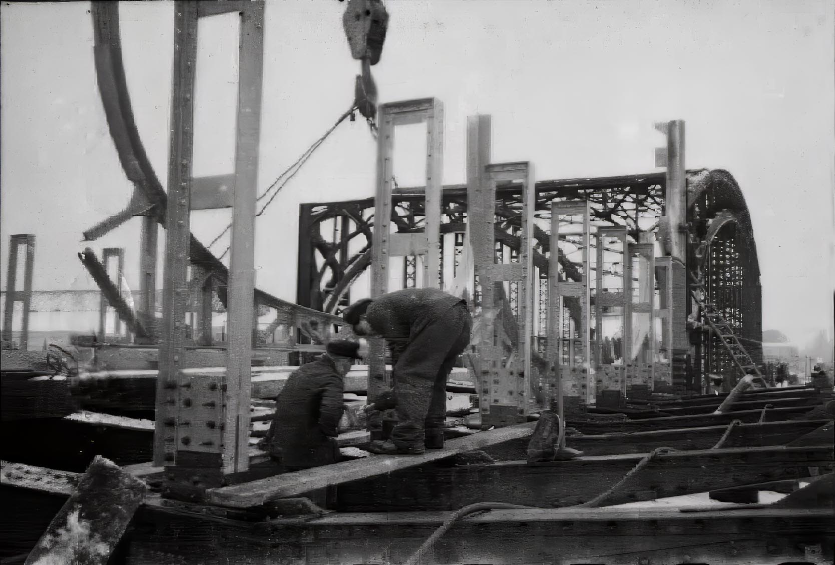 Die Montage der neuen Brückenteile erfolgte allerdings mit einem großen Kran, den es 60 Jahre zuvor beim Bau der Brücke noch nicht gab.