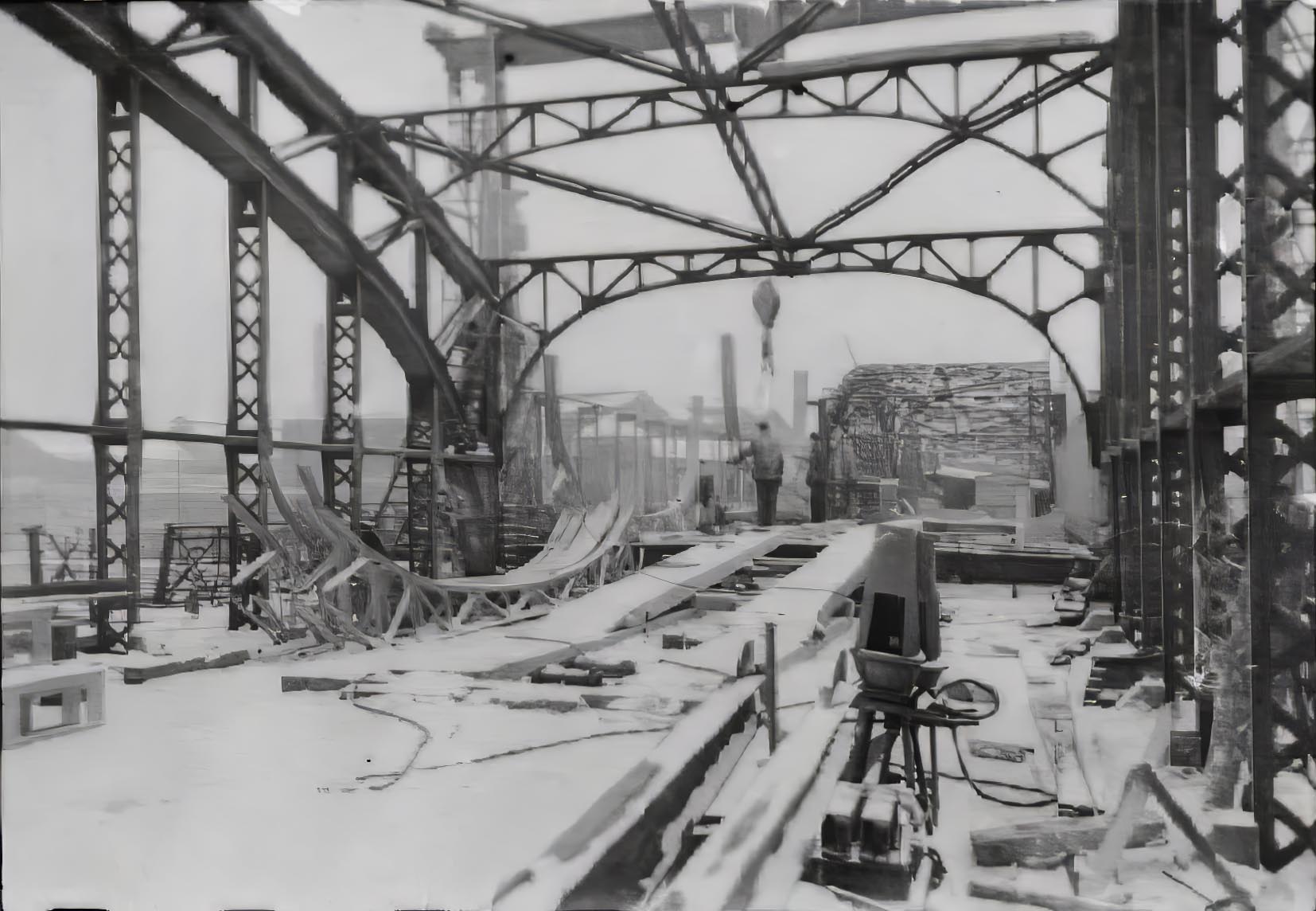 Vom Oktober 1952 gingen die Bauarbeiten zur Wiederherstellung der Hackerbrücke durch den ganzen Winter, was ab und zu Einschränkungen durch Eis und Schnee ergab. Dennoch wurde sie im Zeitplan fertiggestellt und für 12 t Belastung freigegeben.